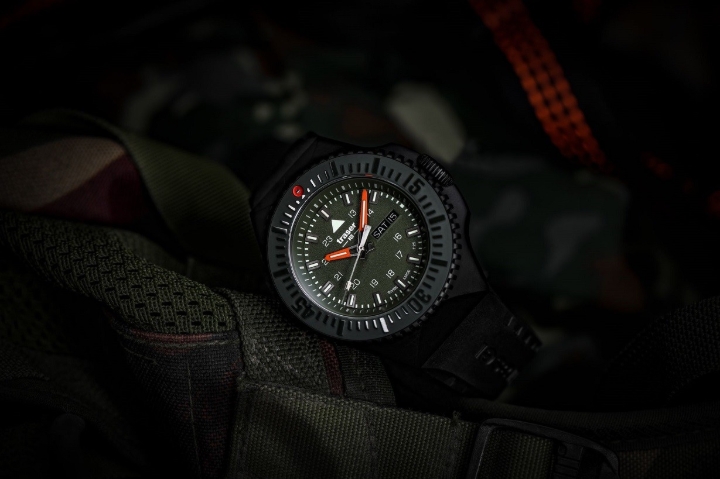 Obrazek Traser P69 Black Stealth Green Rubber + UV svítilna zdarma