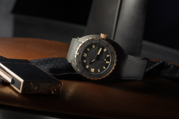 Obrazek DOXA Doxa SUB 300β Bezel+crown Au 750/1000