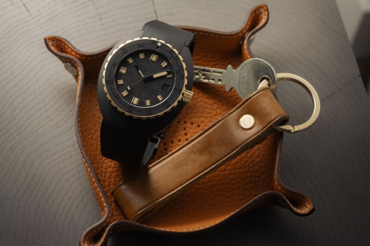 Obrazek DOXA Doxa SUB 300β Bezel+crown Au 750/1000