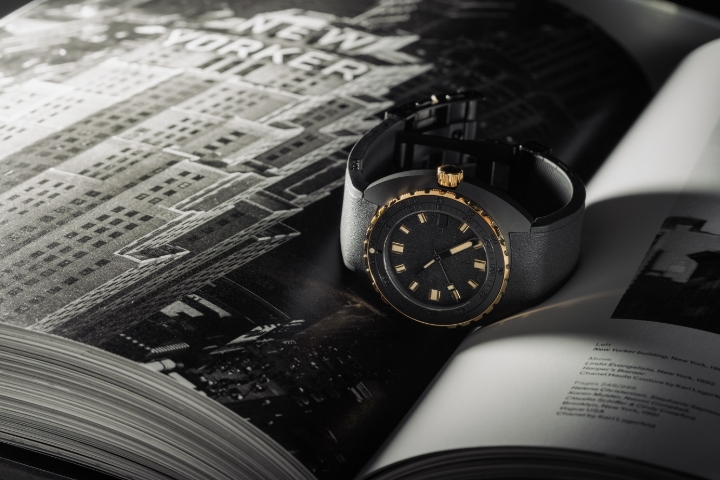 Obrazek DOXA Doxa SUB 300β Bezel+crown Au 750/1000