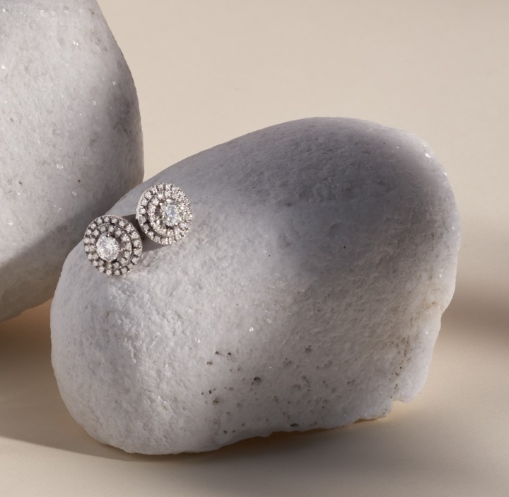 Obrazek Kolczyki LOEE Charm z białego złota z diamentami