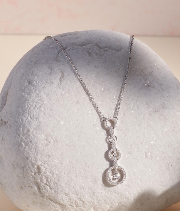 Obrazek Naszyjnik LOEE Charm z białego złota z diamentami