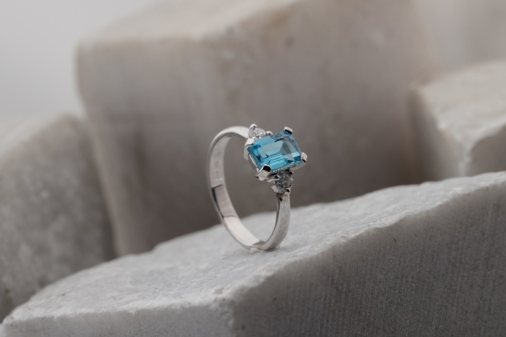 Obrazek Pierścionek LOEE Palette Diamonds z białego złota z diamentami i topazem