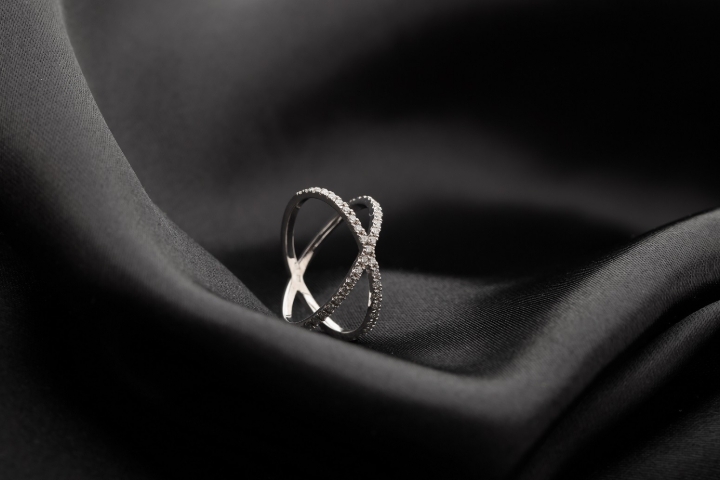 Obrazek Pierścionek LOEE Pure z białego złota z diamentami