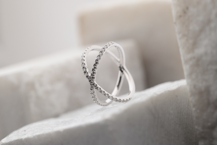 Obrazek Pierścionek LOEE Pure z białego złota z diamentami