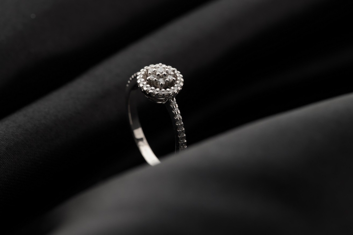 Obrazek Pierścionek LOEE z białego złota z diamentami