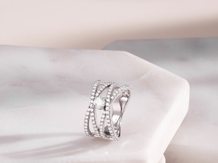 Obrazek Pierścionek LOEE Charm z białego złota z diamentami