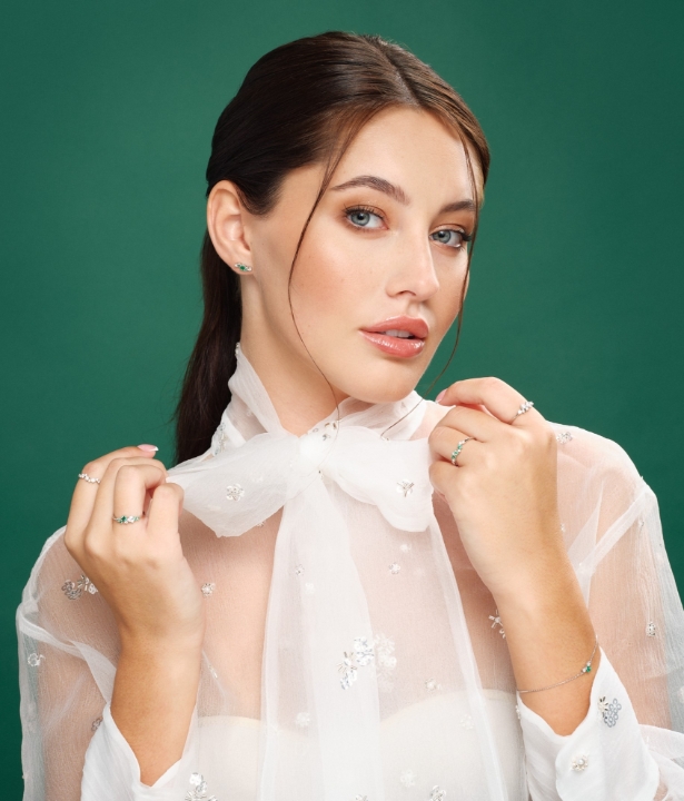 Obrazek Pierścionek LOEE Sparkle z białego złota z diamentami i szmaragdami