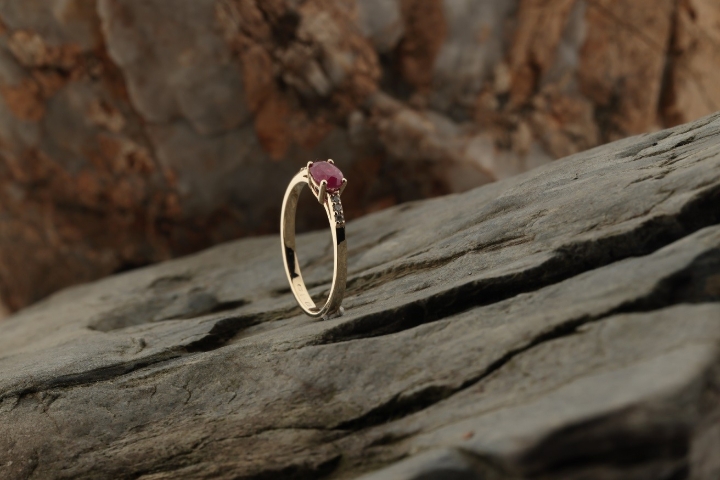 Obrazek Pierścionek LOEE z żółtego złota z diamentami i rubinem