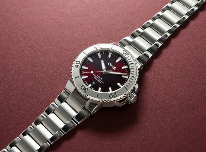 Obrazek Oris Aquis Date Relief Cherry Dial
