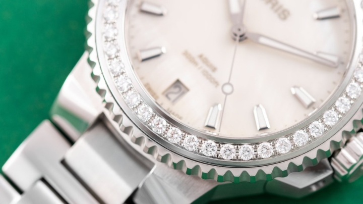 Obrazek Oris Aquis Date Diamonds