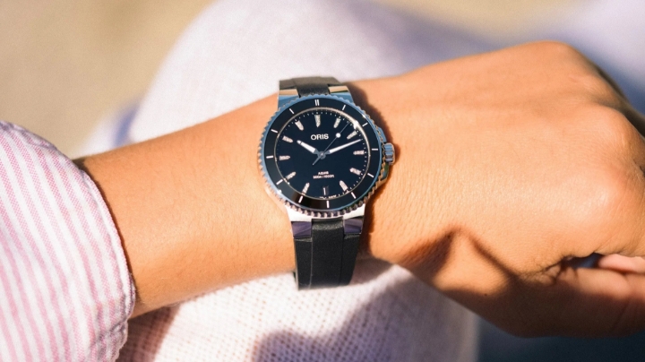 Obrazek Oris Aquis Date Diamonds