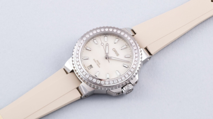 Obrazek Oris Aquis Date Diamonds