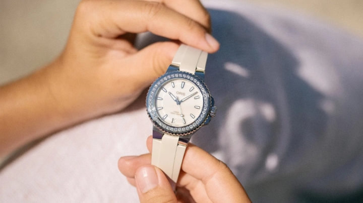 Obrazek Oris Aquis Date Diamonds