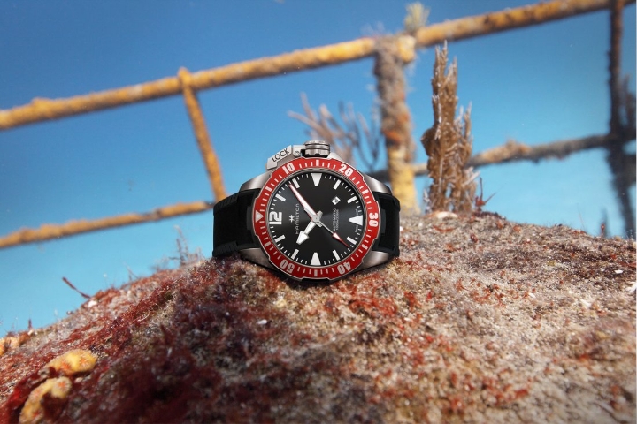 Obrazek Hamilton Khaki Navy Frogman Titanium Auto