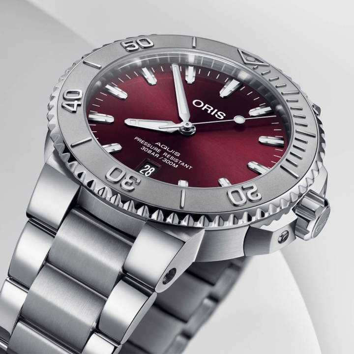 Obrazek Oris Aquis Date Relief Cherry Dial