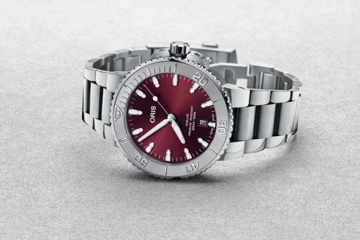Obrazek Oris Aquis Date Relief Cherry Dial
