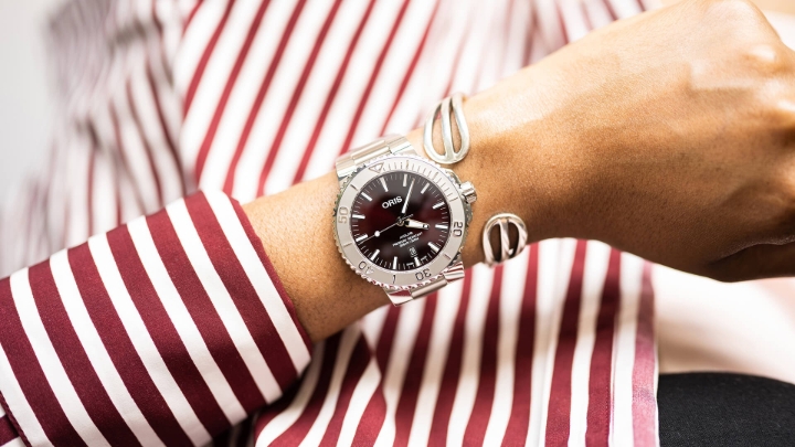 Obrazek Oris Aquis Date Relief Cherry Dial