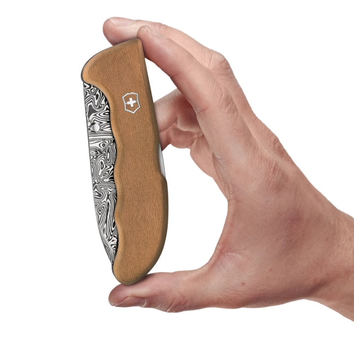 Obrazek Nóż Victorinox Evoke Wood Damast Limitowana Edycja 2026