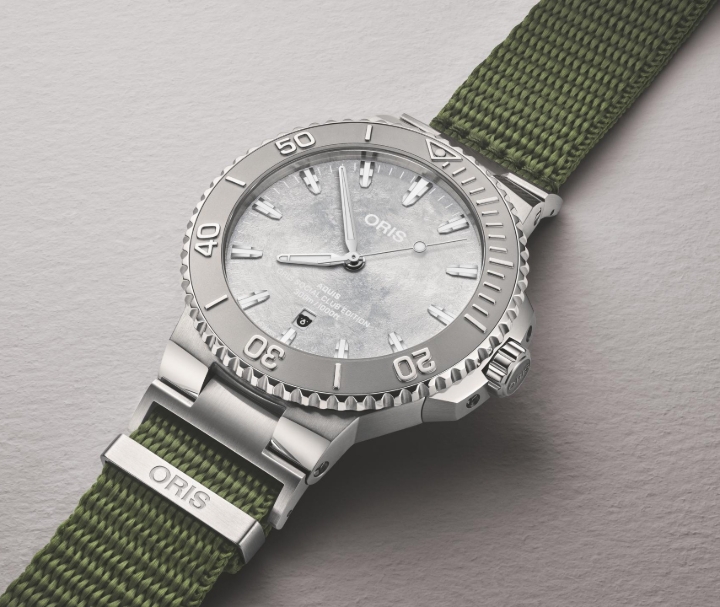 Obrazek Oris Aquis Date Oris Social Club Edition II