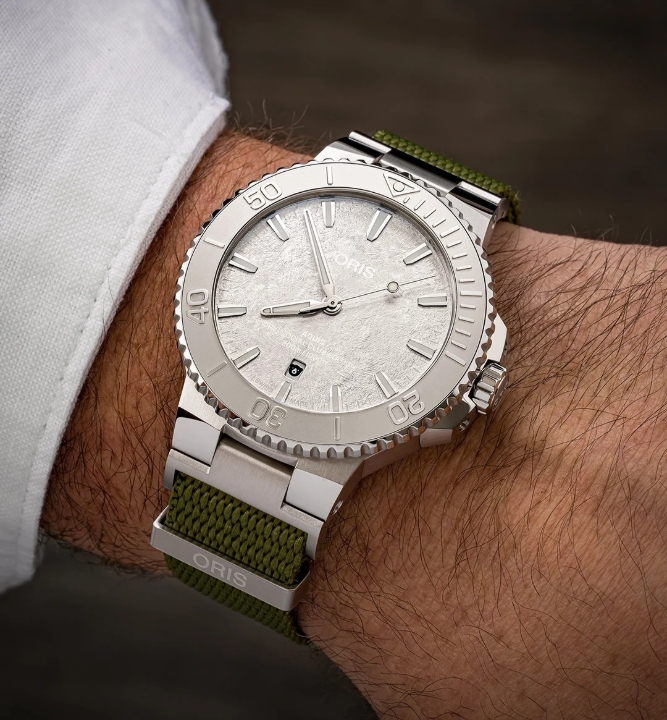 Obrazek Oris Aquis Date Oris Social Club Edition II